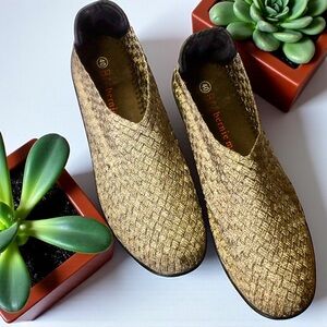 BERNIE MEV. (9) Metallic Bronze Woven Slip-On Shoes/Ankle Booties Wedge 23.00